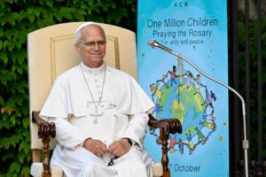 Papa León XIV en la campaña Un millón de niños rezando el rosario 2026. En la Gruta de Lourdes, en los Jardines Vaticanos.