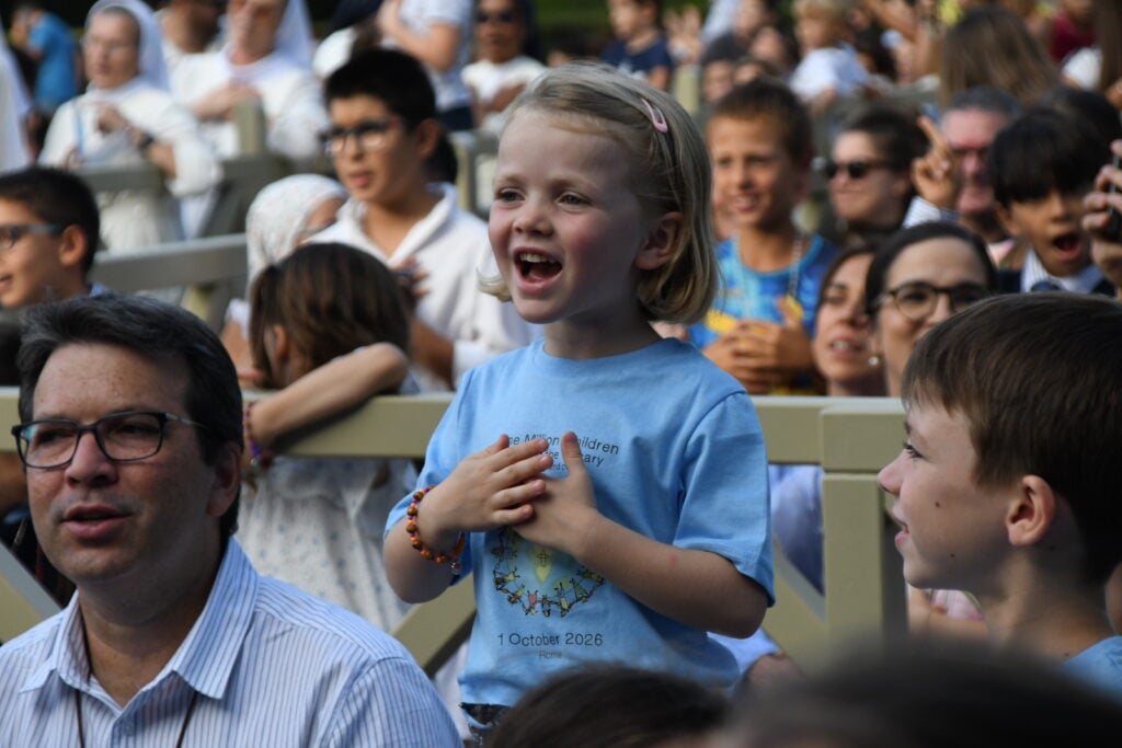 Un millón de niños rezando el rosario. Vaticano, 1 de octubre de 2026. En la Gruta de Lourdes, en los Jardines Vaticanos, 1300 personas (700 de ellas niños) se unieron al Papa León XIV para rezar el Rosario en cinco idiomas.