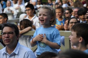 Un millón de niños rezando el rosario. Vaticano, 1 de octubre de 2026. En la Gruta de Lourdes, en los Jardines Vaticanos, 1300 personas (700 de ellas niños) se unieron al Papa León XIV para rezar el Rosario en cinco idiomas.